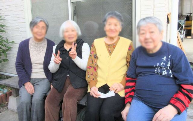 リラックスする高齢者たちの様子