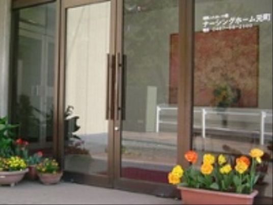 エントランスの花と入口