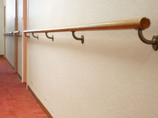 手すり付きの安全な廊下