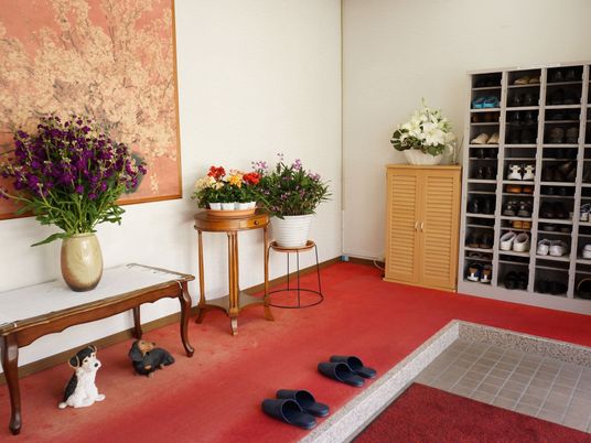 エントランスの花と靴棚