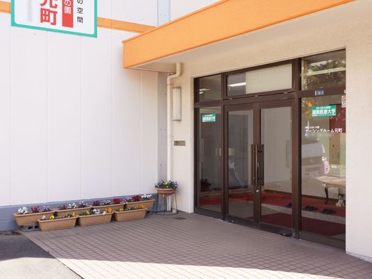エントランスの明るい外観