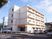 清潔感のある白い建物