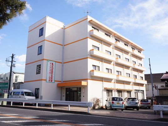 清潔感のある白い建物