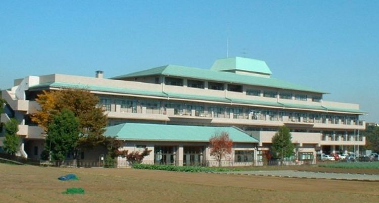 広々とした建物外観