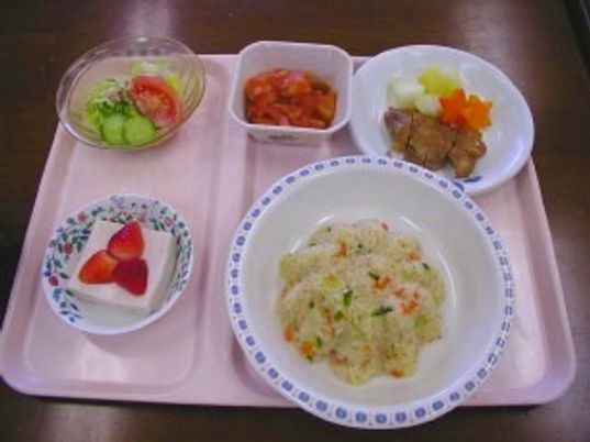 彩り豊かな食事トレー