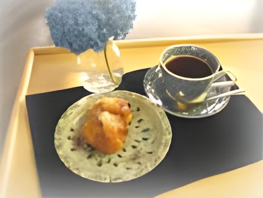 コーヒーと菓子のテーブル
