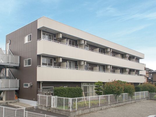 3階建ての建物外観