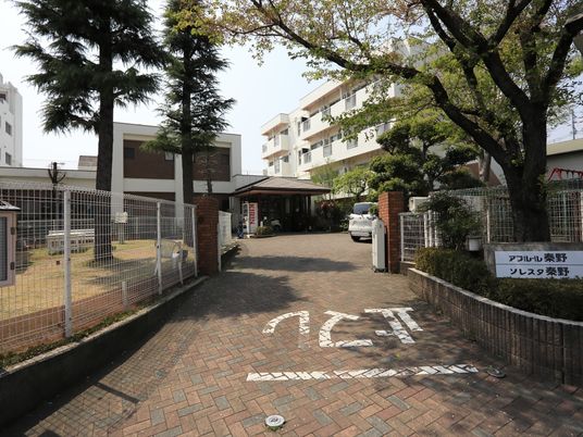 入り口付近の施設外観 