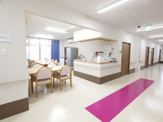 広々とした明るい食堂