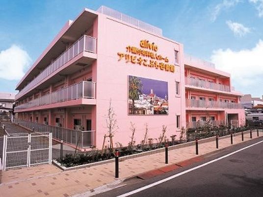 ピンク色の建物の外観