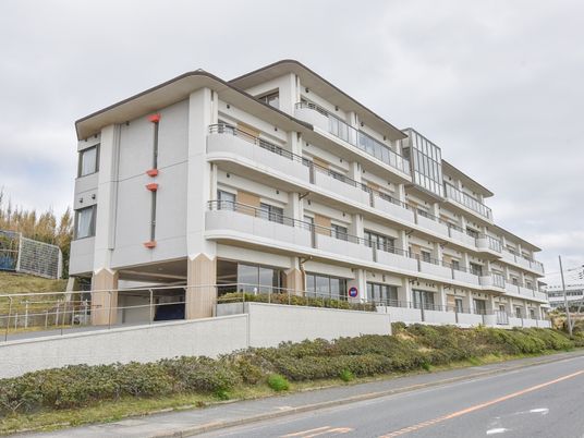 多階層のモダンな建物