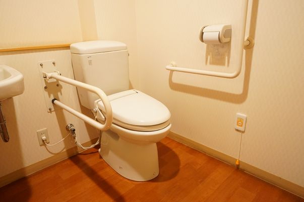 バリアフリー設計のトイレ