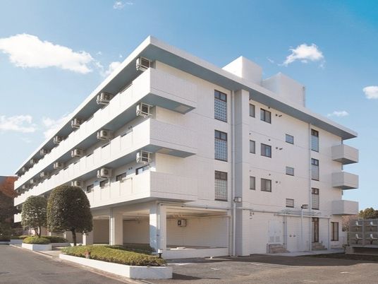 白い多階建ての建物外観