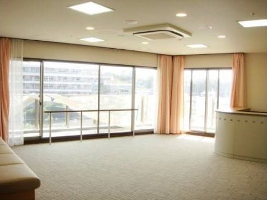 窓から光る暖かい居室