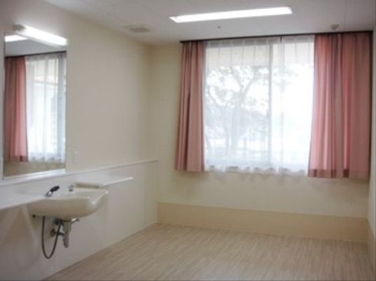 清潔な洗面台のある部屋