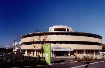 曲線的な建物の外観