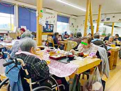 交流する人々の様子