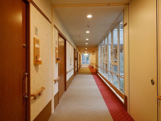長い廊下と部屋のドア