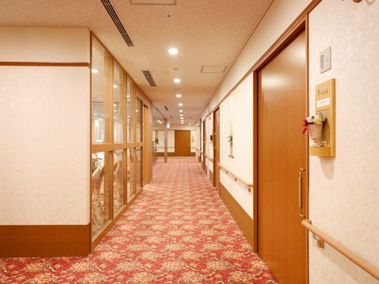 明るく広々とした廊下