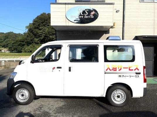 白い介護送迎車