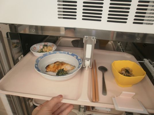 温かい料理を配膳中