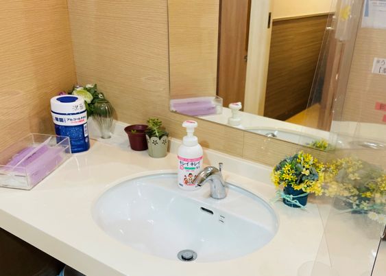 洗面台と鏡のクローズアップ