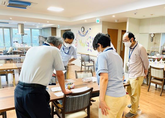 スタッフが作業するダイニング