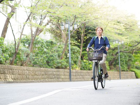 自転車に乗る人物