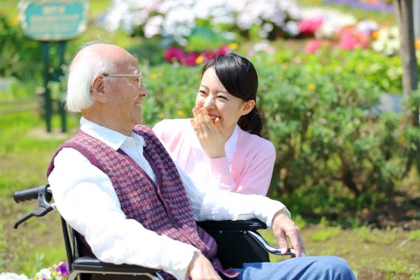 笑顔の二人と花々