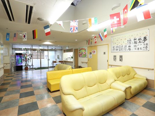 多国籍な旗とソファのロビー