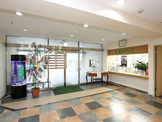 エントランスの明るい風景