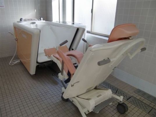 バスチェアのある綺麗な空間