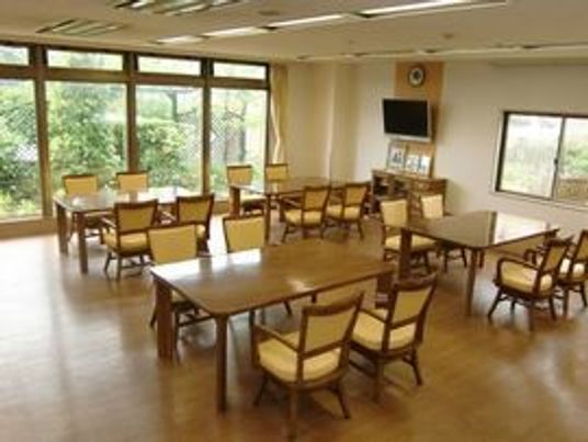 日当たりの良い明るい食堂