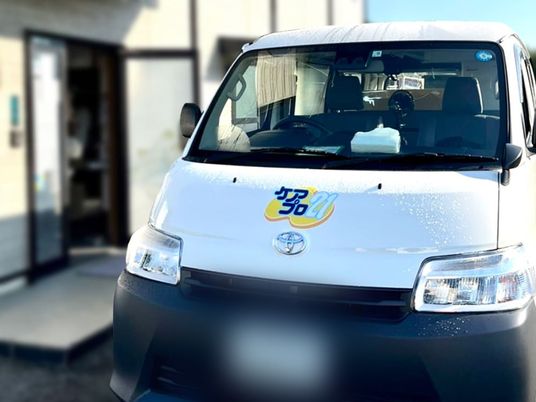 送迎用車両と入り口