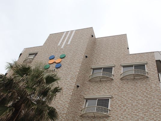 ベージュの建物とナツメヤシ