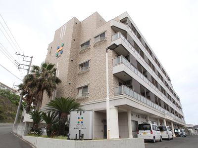 広々とした建物の外観