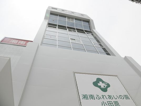 白くて大きな建物の外観