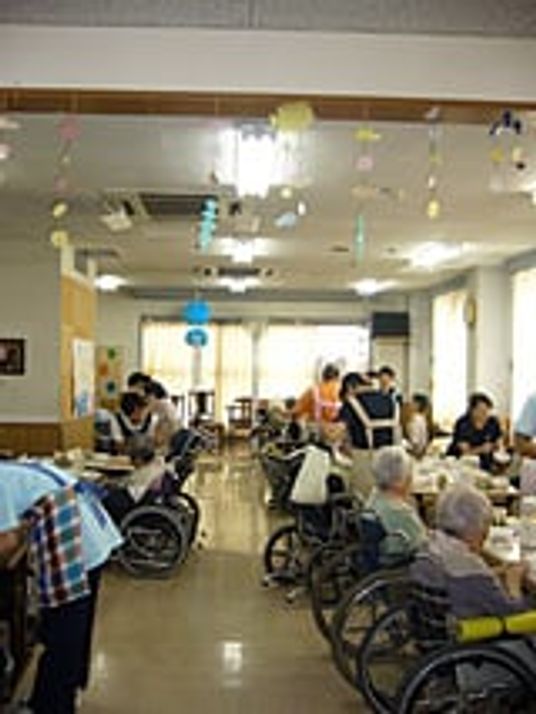 皆が集う広々とした部屋