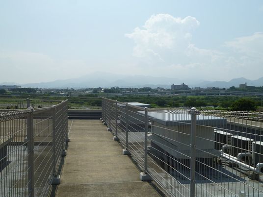 開放的な屋上通路