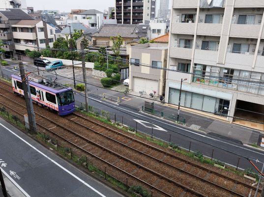 都市の景色と路面電車