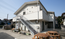 屋外にあるテーブルセットの建物