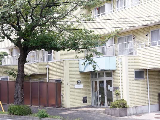 清潔感のある建物のエントランス