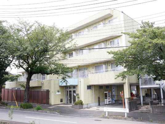 明るい建物の外観