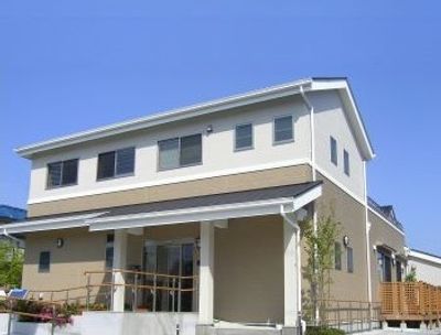 日差しを浴びた建物外観