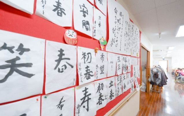 掲示物のある廊下