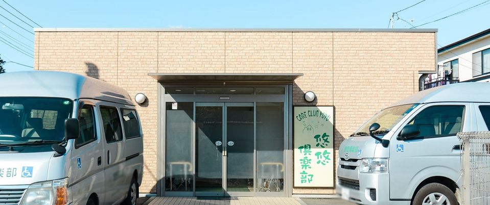 車両が停まった建物