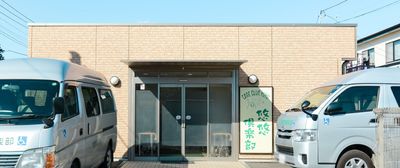 車両が停まった建物