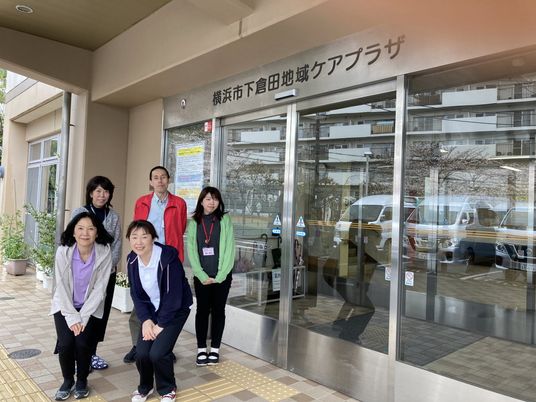 スタッフの集合写真の外観
