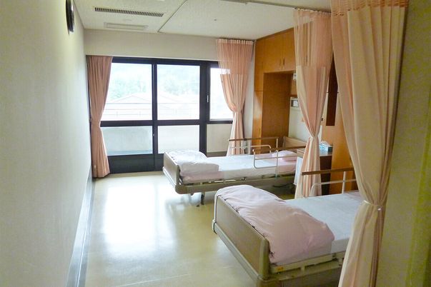 明るい二人部屋の居室