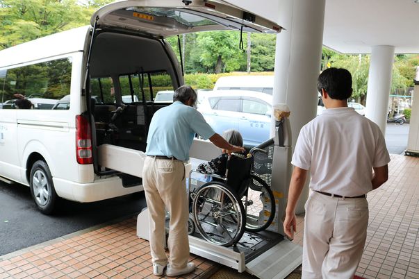 送迎車と利用者
